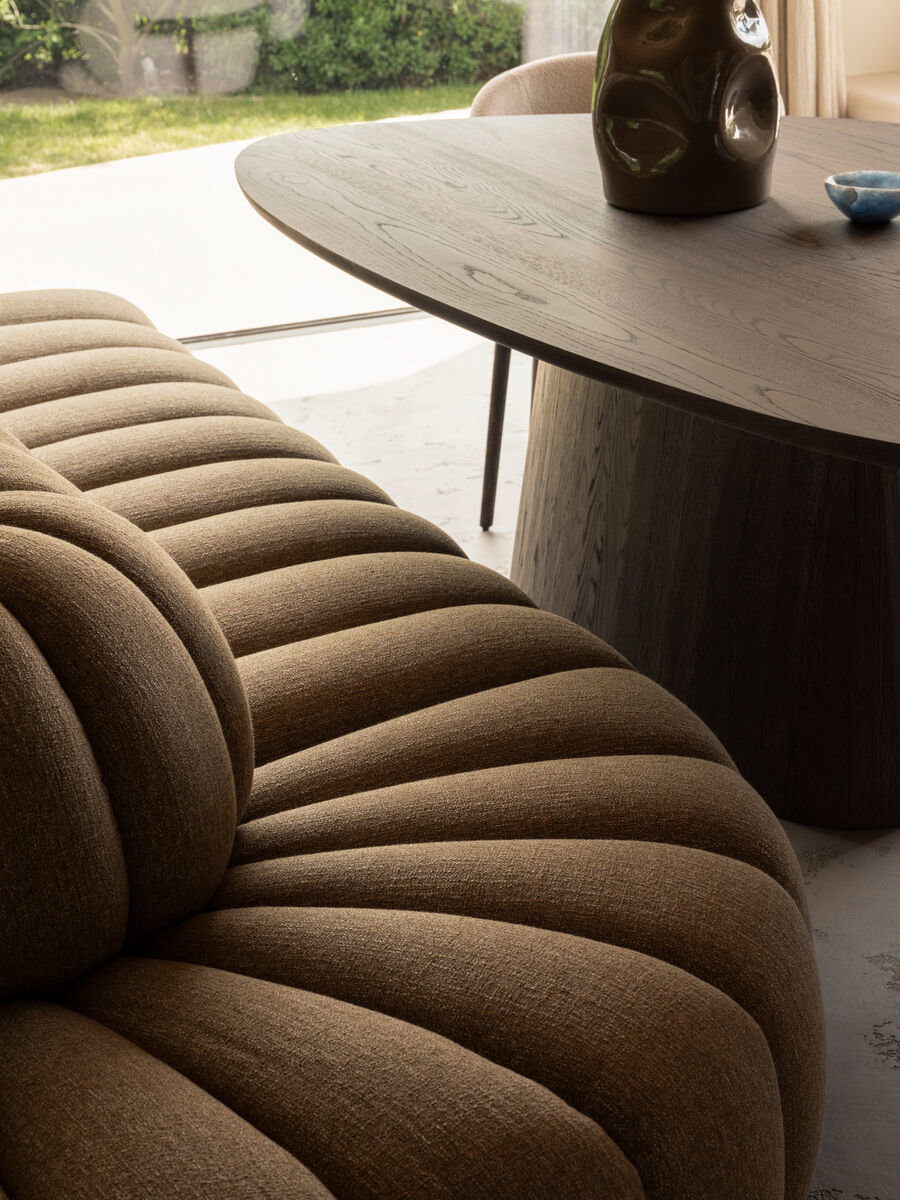 Close-up van een bank en salontafel in organic 70s stijl