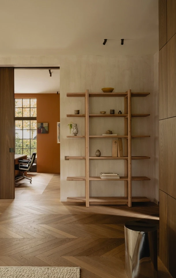 Onderdeel van de woontrends 2026 is classics reimagined. Met een classics Kast Anora in eikenhout Ultra Matte Lak