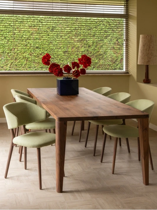 Eettafel Miles in notenhout en Toro eetkamerstoel khaki is onderdeel van de woontrends 2026