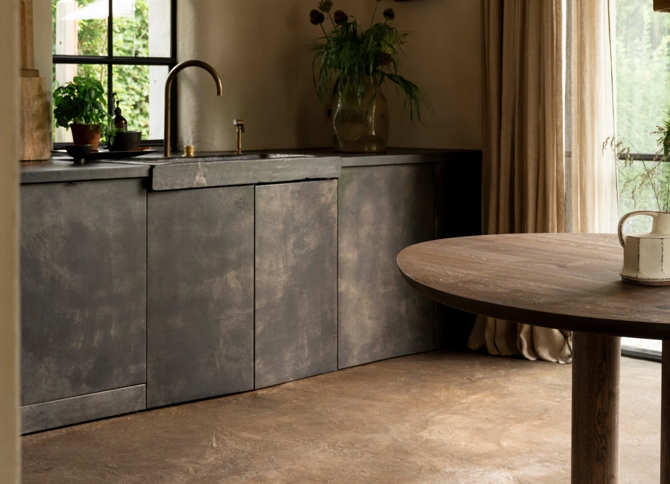 Nordic raw keuken en Olmo eettafel black smoke light voor de woontrends van 2026
