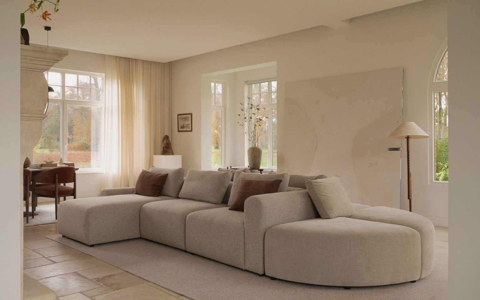 Volledig aanzicht van bank Lungo gebruikt in de woontrend Countryhouse Chic