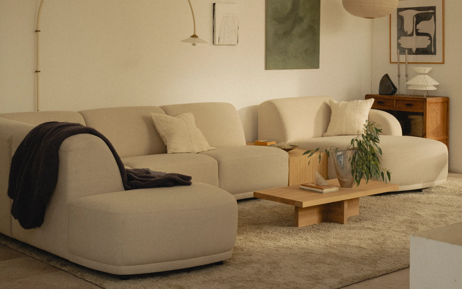 Scandinavische bank met elementen en eikenhouten salontafel