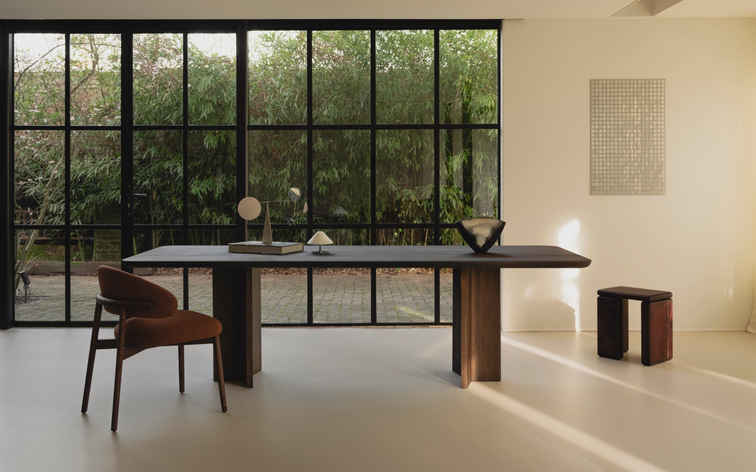 Collaboration Table du Sud x Onno Adriaanse duo onderstel met rechthoekig tafelblad in eikenhout