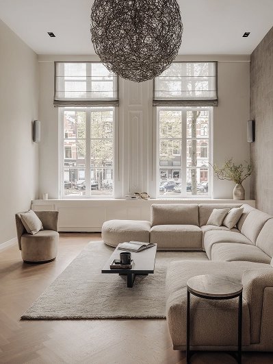 Woonstijl hotel chique met bank, fauteuil, salontafel en vloerkleed van Table du sud