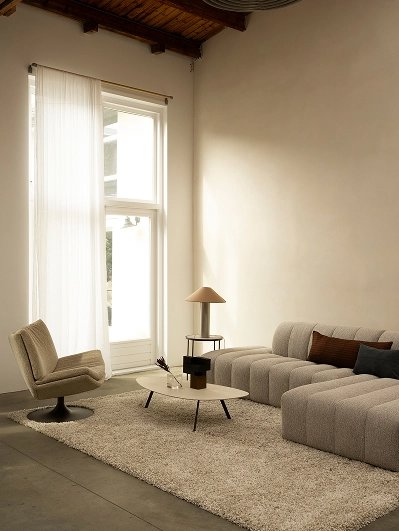 Modern interieur voor de woonkamer met bank, salontafel en fauteuil