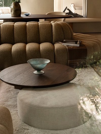 Woonkamer inspiratie met bank en salontafel in 70's woonstijl