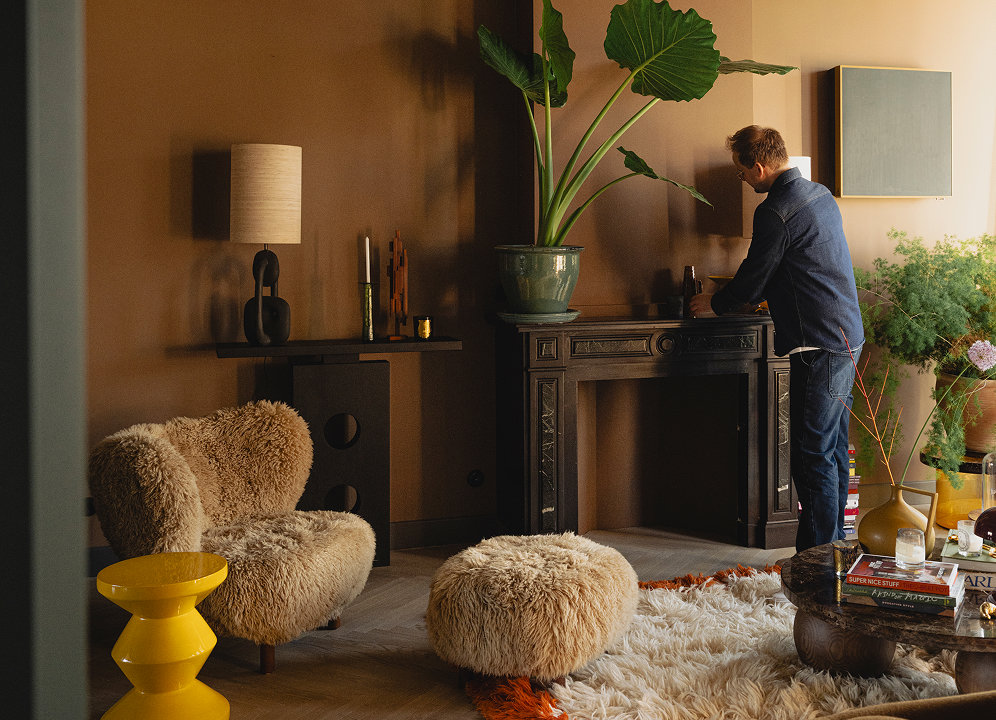Sidetable van Table du Sud in kleurrijke woonkamer