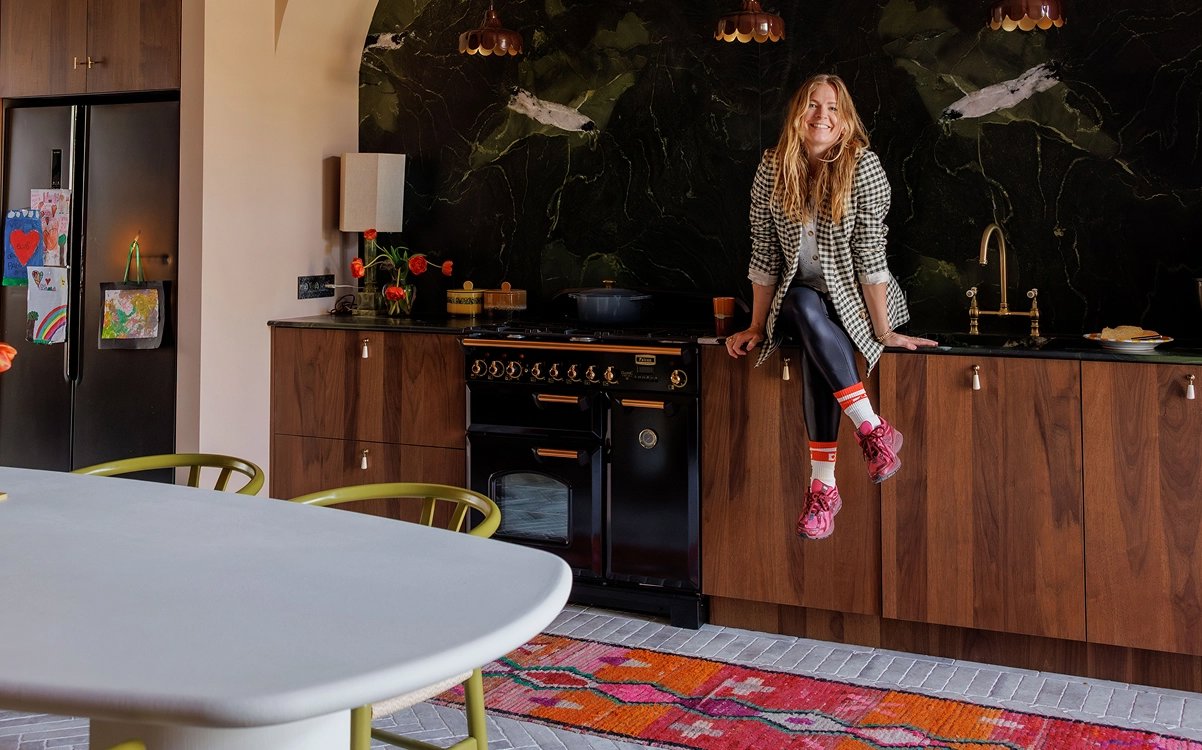 Binnenkijker bij Barts Boekje met betonlook eettafel van Table du Sud