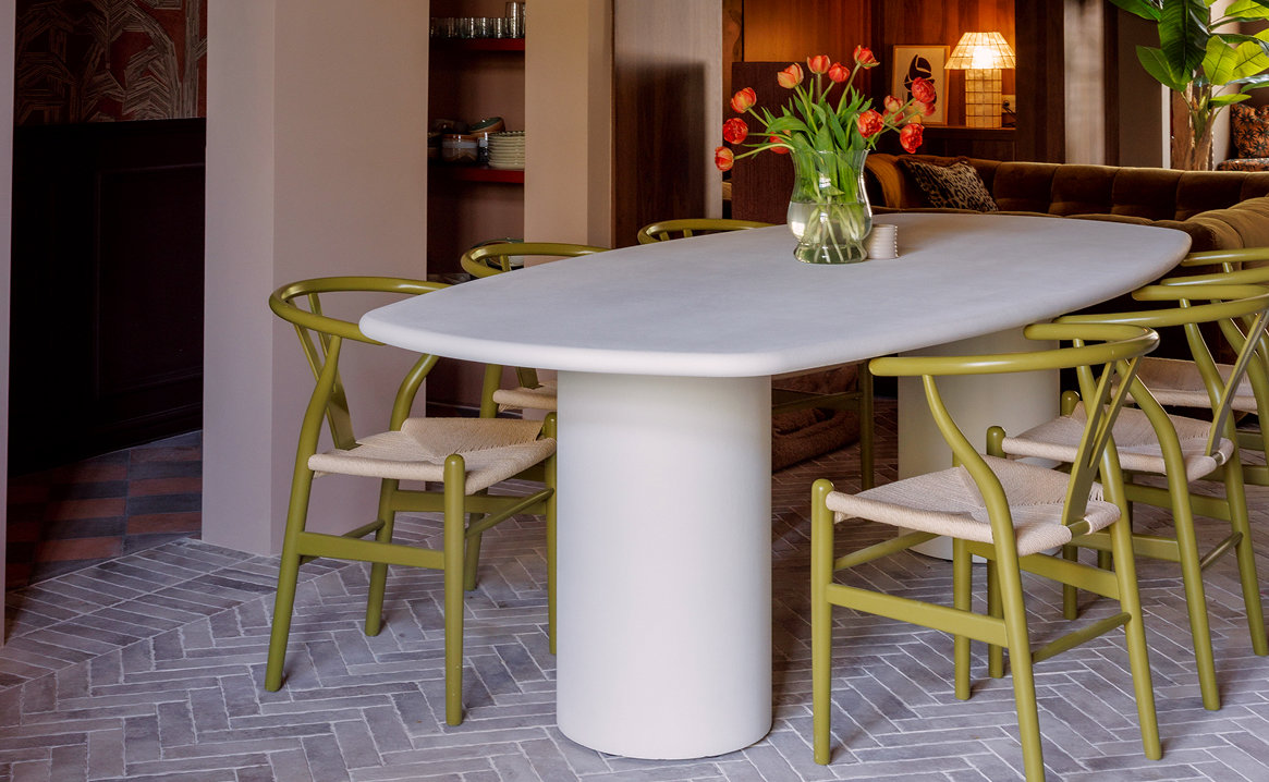 Betonlook eettafel in Deens ovale vorm bij Barts Boekje