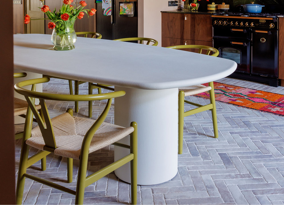 Binnenkijker Barts Boekje met betonlook eettafel in eclectische woonstijl.