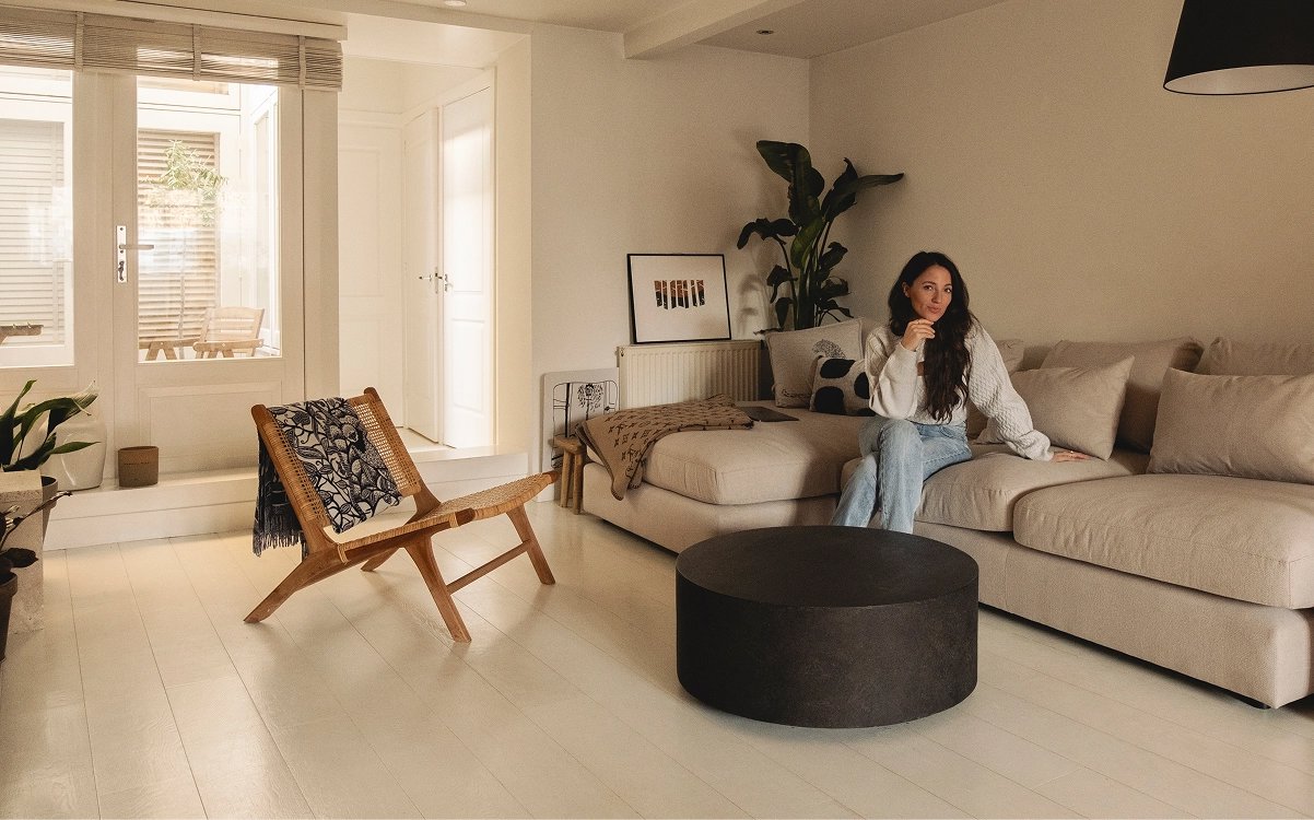 Anke de Jong haar interieur met Table du Sud bank Noëlla