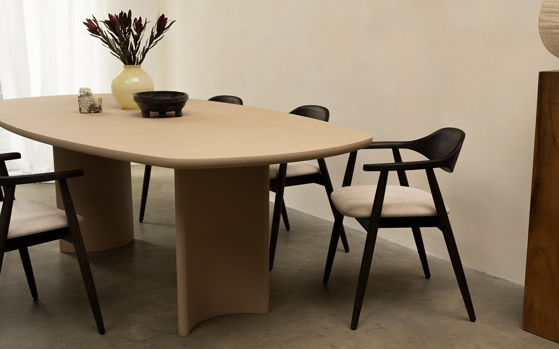 Betonlook eettafel in zandkleur met Serano eetkamerstoelen