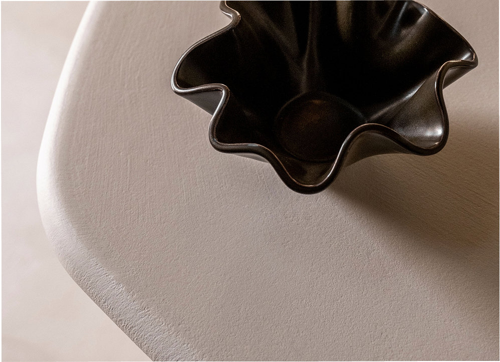 Close-up betonlook tafel van Table du Sud in wit