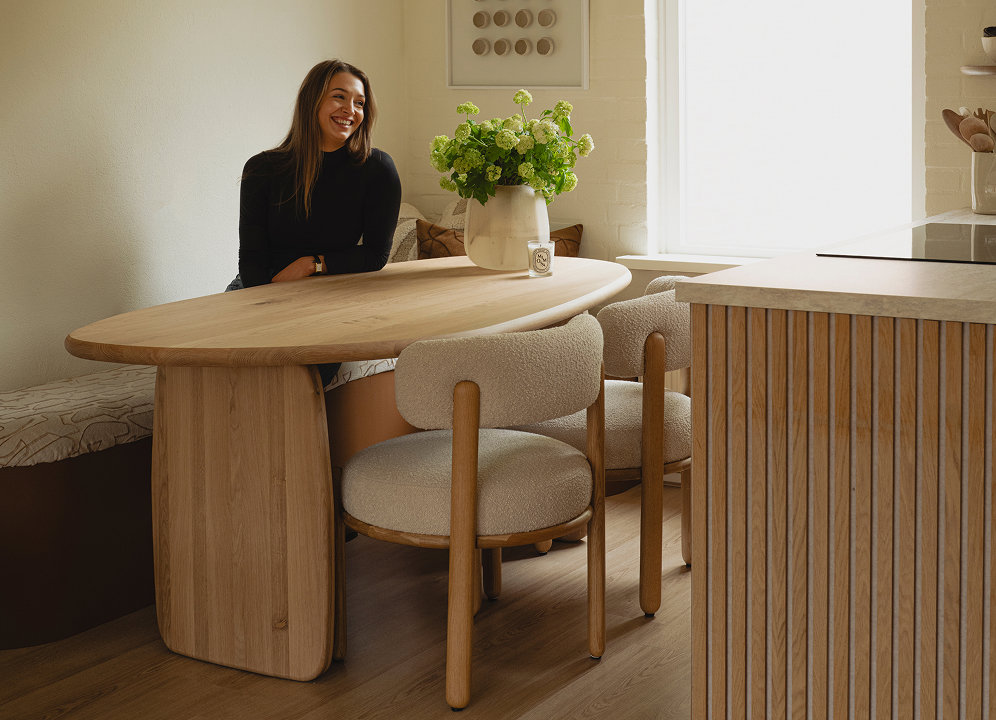 Binnenkijker met Table du Sud meubels met eikenhouten eettafel