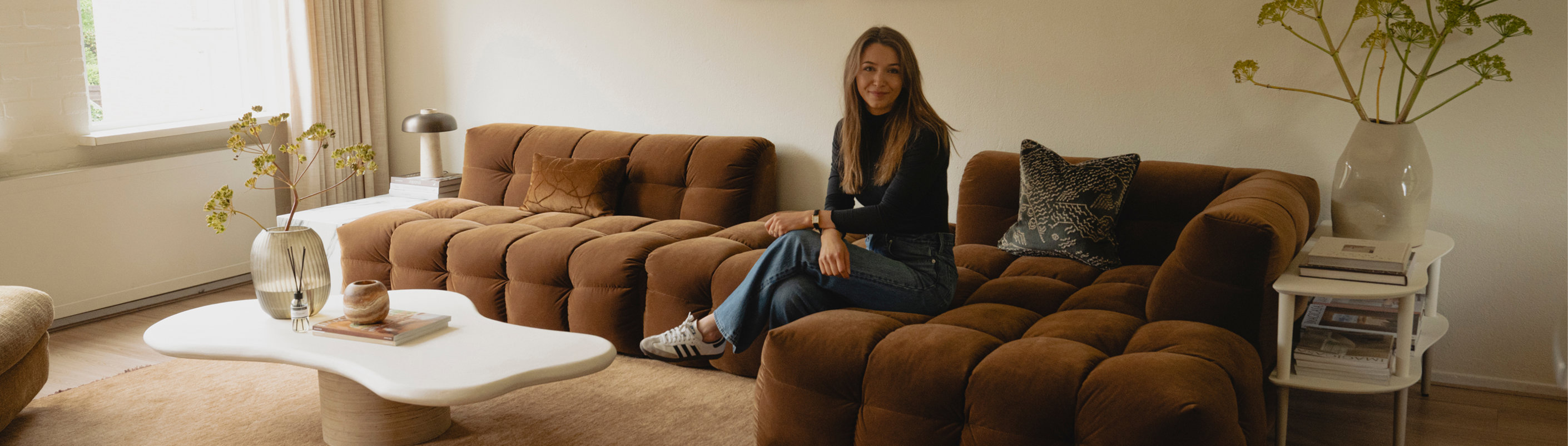 Japandi en retro chique interieur met warme, bruine kleuren voor binnenkijker Table du Sud