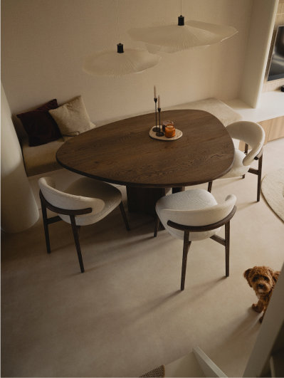 Olmo ronde eettafel met drie Table du Sud eetkamerstoelen