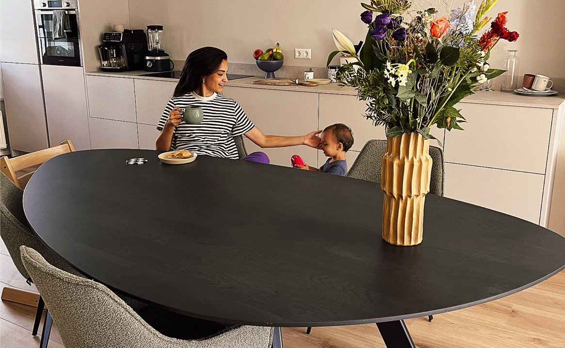 Binnenkijker Elise Milou met Table du Sud kiezelvormige eettafel