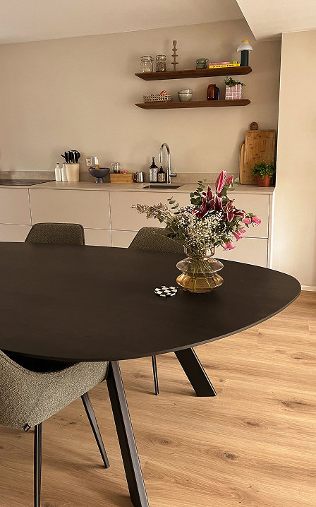 Binnenkijker met kiezelvormige eettafel in deep black