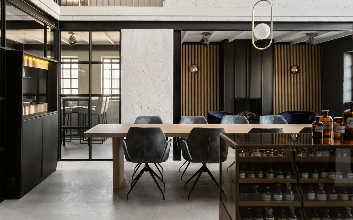 Industriële woonstijl met eettafel en 8 eetkamerstoelen