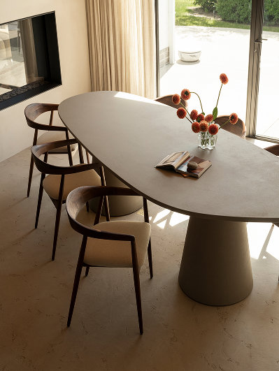 Betonlook eettafel met eetkamerstoelen van eikenhout
