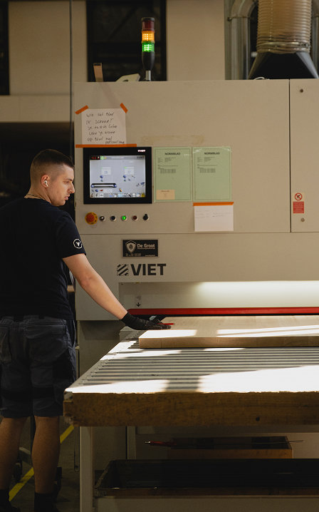 Vakmanschap in onze eigen werkplaats met hypermoderne machines: Lijmstraat