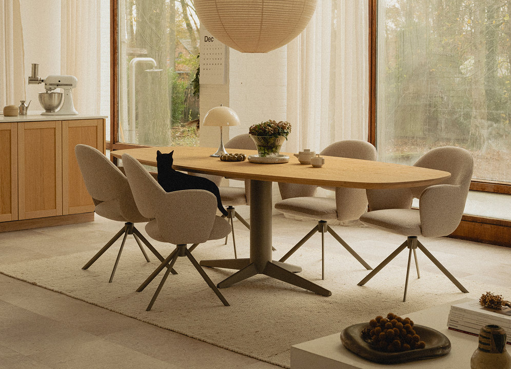 Eetkamerset Table du Sud met Deens ovale eettafel en stalen onderstel van de tafel en eetkamerstoelen