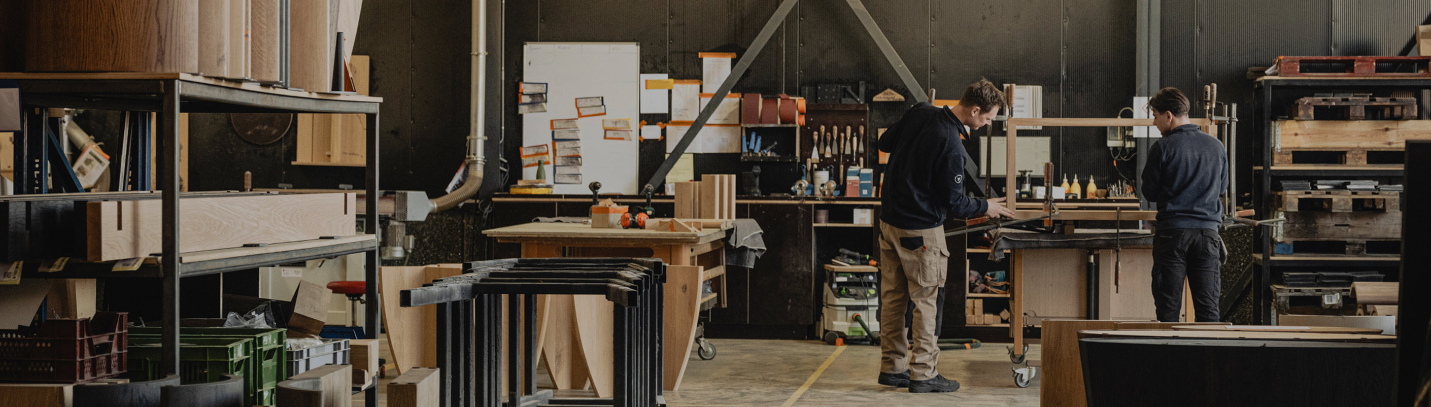 Meubelmakers in actie tijdens het maken van een eikenhouten eettafel