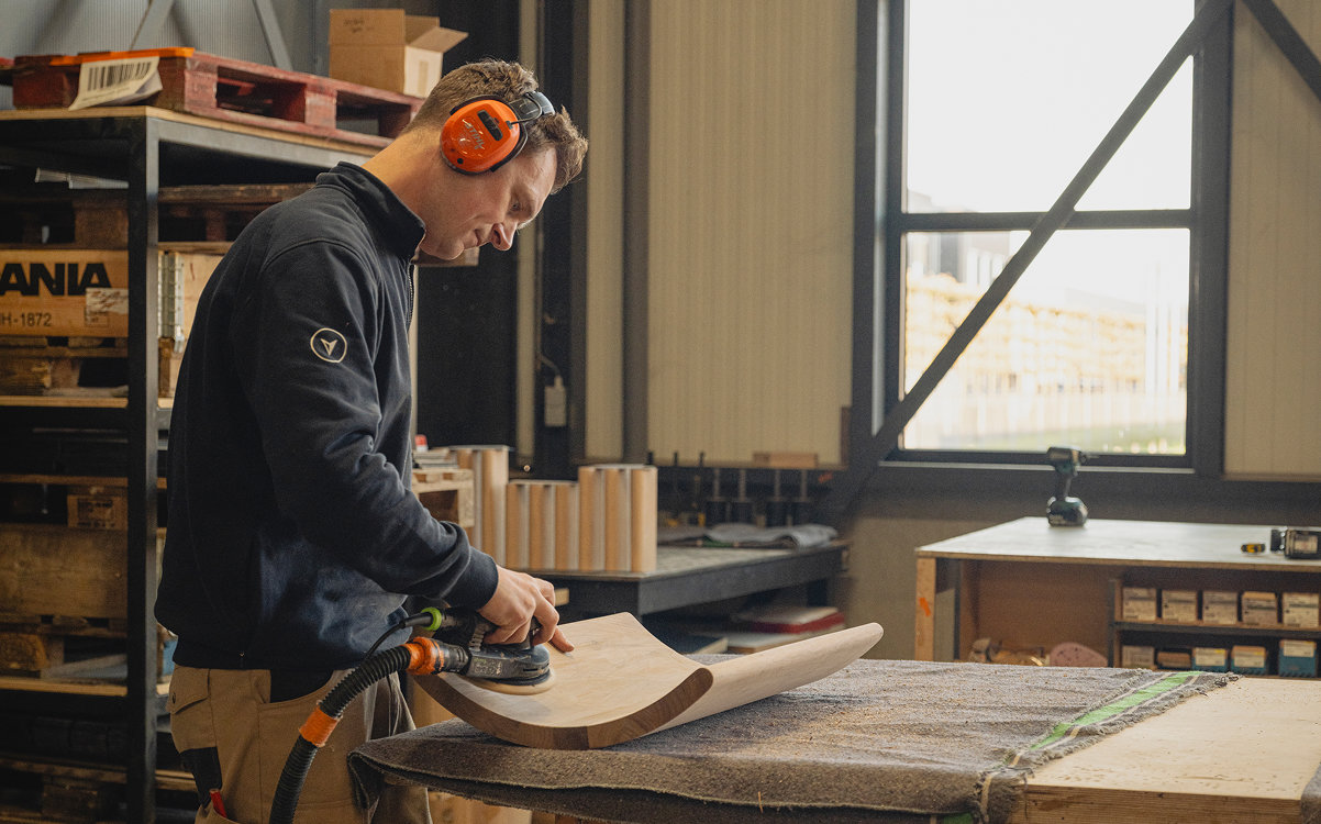 Vakmanschap en ambacht in de werkplaats tijdens het maken van eikenhouten eettafels