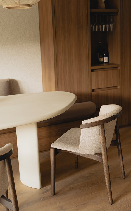 Eetkamerstoel Melzo van Table du Sud in beige bekleding met houten stoelpoot