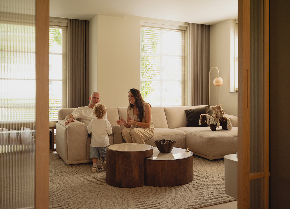 Woonkamer met Table du Sud bank, plofbank met het hele gezin op de foto