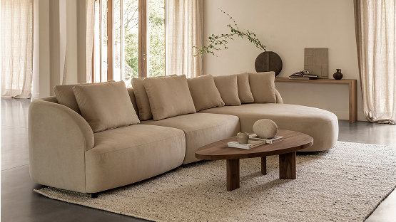 Japandi bank in beige kleur met notenhouten salontafel van Table du Sud