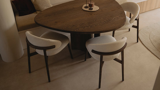 Japandi eetkamerstoelen bij donker eikenhouten eettafel
