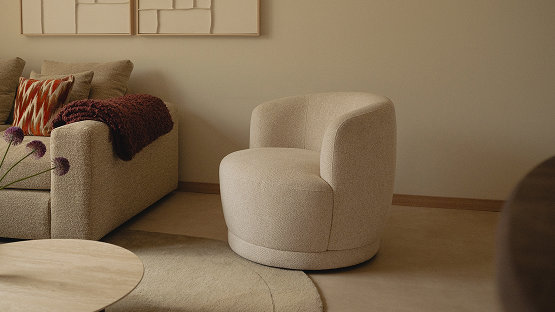 Japandi fauteuil in beige kleur bij keramische salontafel en loungebank van Table du Sud