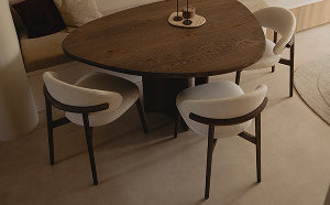 Eetkamerstoelen in Japandi stijl met beige en donker eikenhout bij eikenhouten eettafel in organische vorm