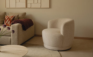 Woonkamer met fauteuil in Japandi stijl in beige kleur met draaibaar onderstel