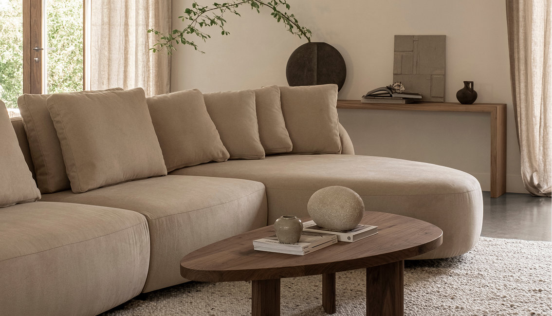 Japandi stijl in de woonkamer met loungebank en salontafel