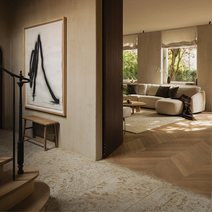 Autumn neutrals woontrend met kijk in de woonkamer via de hal
