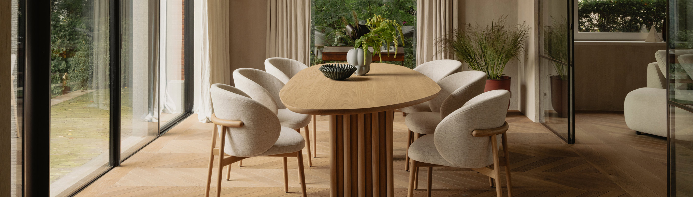 Eetkamerset van Table du Sud met eettafel Oos en Faro eetkamerstoelen