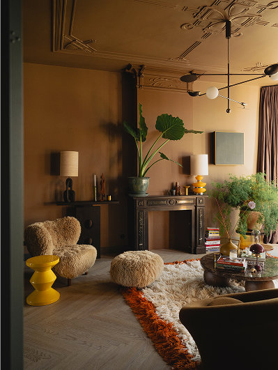 Klassiek en kleurrijk interieur met diepe kleuren en sidetable van Table du Sud