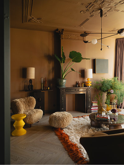 2027 woontrend: Kleurrijk klassiek met warme kleuren in combinatie met klassieke elementen in de sidetable van Table du Sud x Liza Chloe