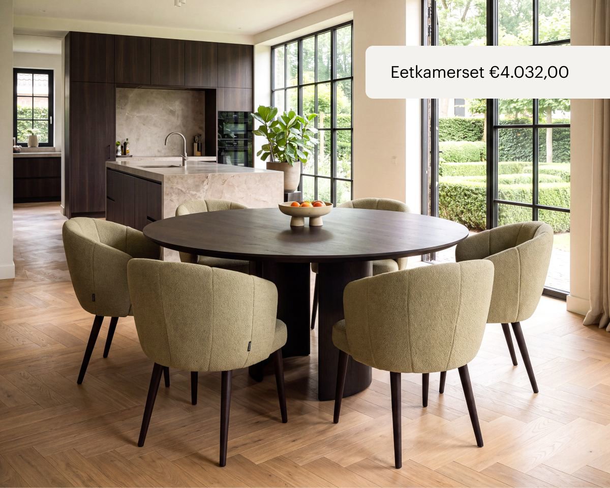 Ronde eikenhouten eettafel met zes eetkamerstoelen in groene kleur