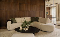 Hoekbank met chaise longue en salontafel met poef