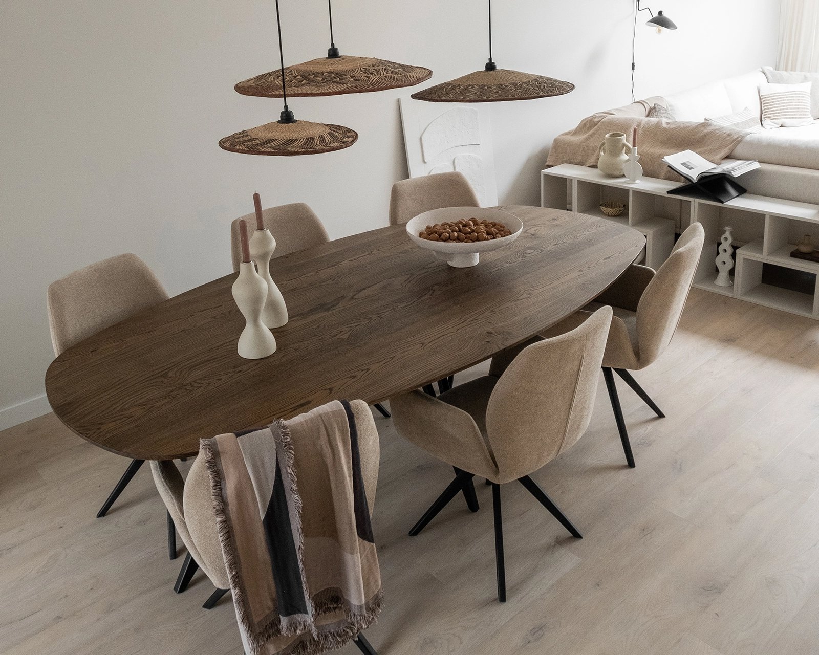 Deens ovale eikenhouten eettafel Pomm. Afmeting 240x120x4 cm in nieuw eiken, black smoke light. Misaki - Jesper Home eetkamerstoelen in funky fudge.
