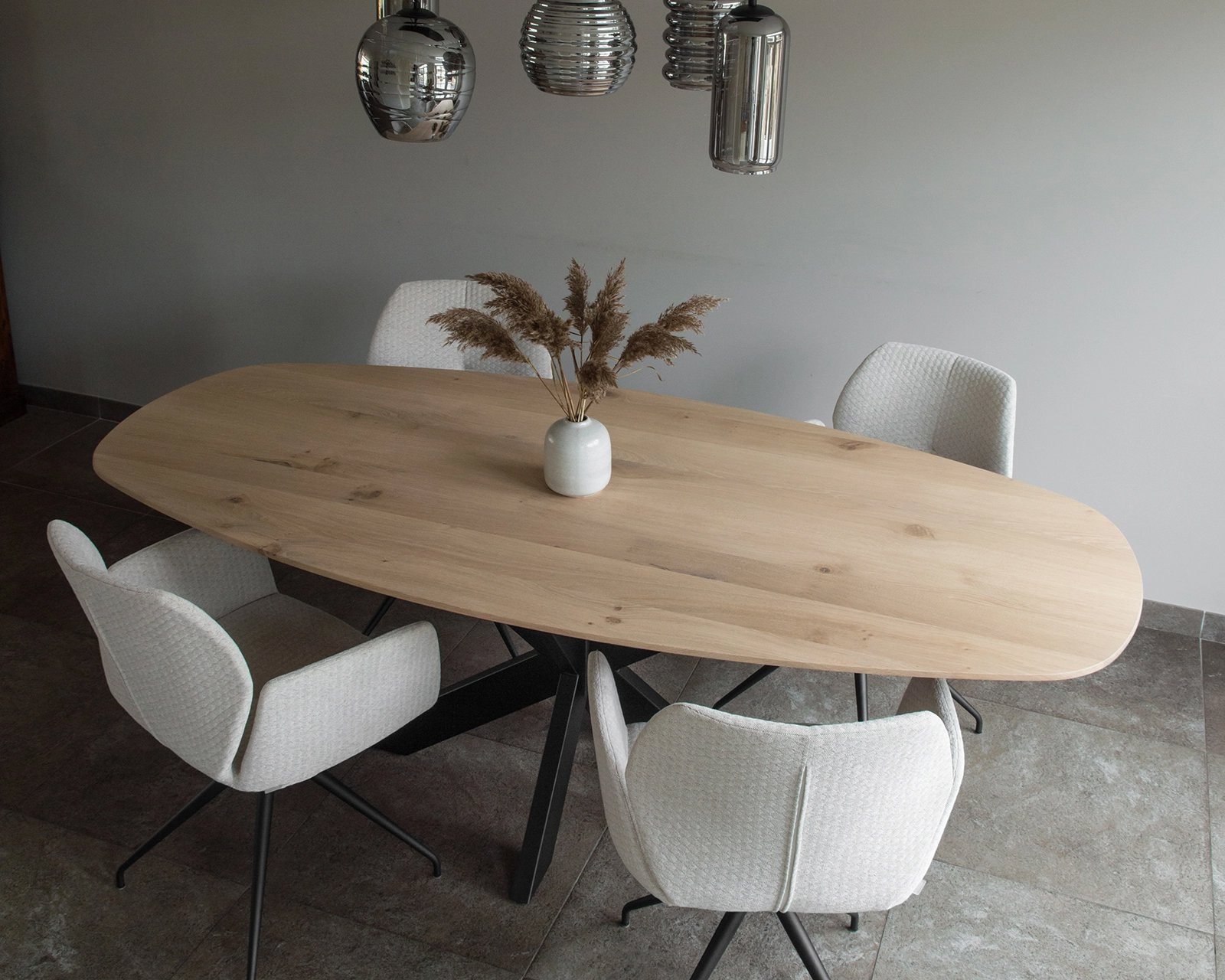 Deens ovale eikenhouten eettafel XX 10x4 in ultra matte lak met de Mood #95 eetkamerstoelen in otello - beige.