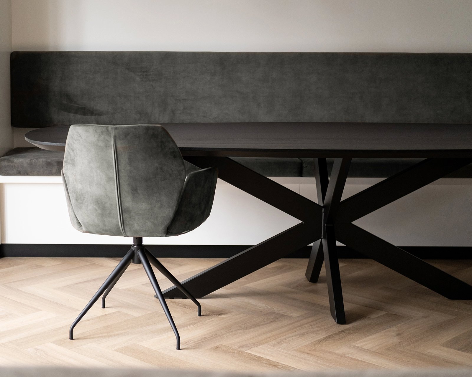 Deens ovale eikenhouten eettafel xx 10x4. Afmeting 270x120x4 cm in de kleur deep black (9005). Mood #91 en #95 eetkamerstoelen in Genova - forest.