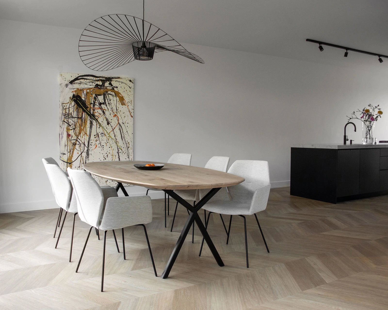 Materiaal: berry - beige. Deens ovale eikenhouten tafel met Lachaud poot.