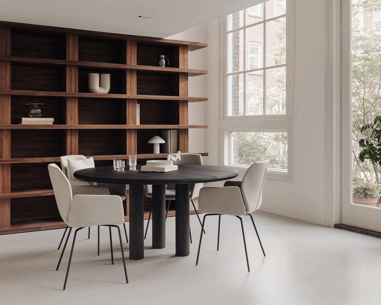 Ronde eikenhouten eettafel Pippa in black smoke intense met de Mood #95 PM17 eetkamerstoelen.