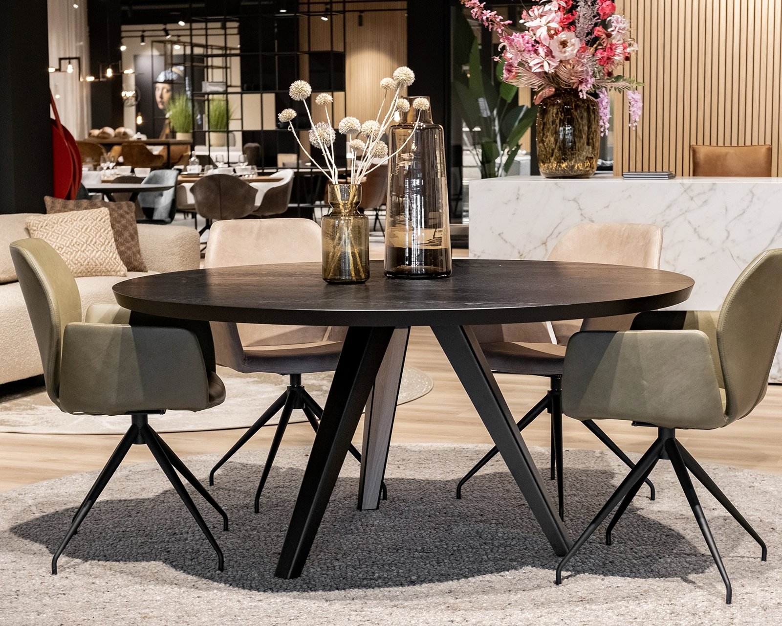 Ronde eettafel van eikenhout met een Savie onderstel in showroom | Table du Sud