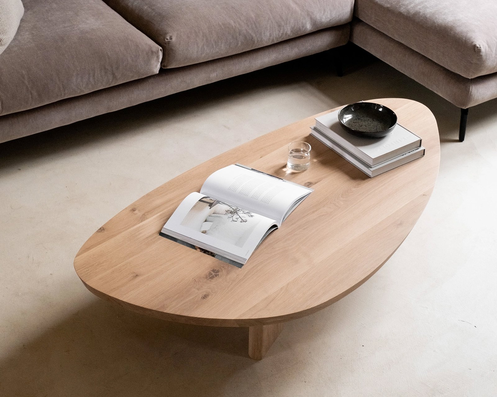 Kiezelvormige eikenhouten salontafel Liv met hoekbank Jacky in You - 07.