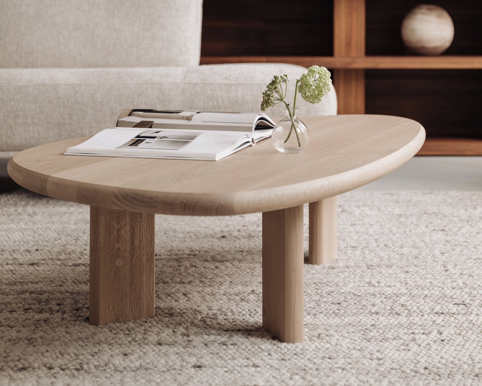 Storm hoekbank in Renegade - natural 01 met fauteuil Amy. Kiezelvormige eiken salontafel Liv Jr. 